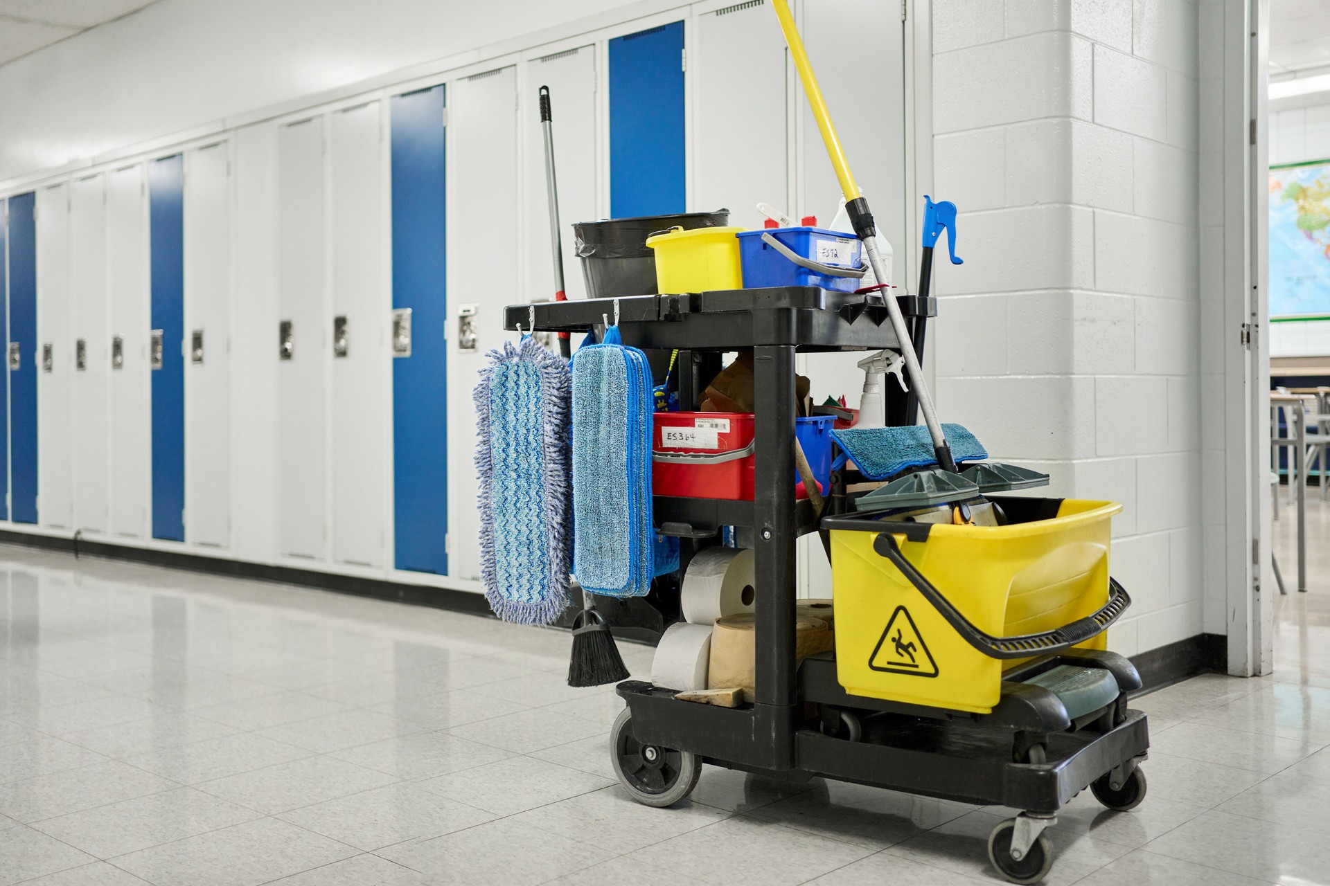 Hüterwagen sitzt in einem Schulflur